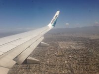 7  La ville quadrillée "à l'américaine" s'étend sur 80 km (nord-sud) et 50km (est-ouest), ce qui en fait la 2ème plus grande superficie après New-York aux USA. Elle est bordée au nord par les San Gabriel Mountains et à l'ouest et au sud par le littoral Pacifique ! En arrière-plan, les buildings du Downtown se détachent devant les montagnes.