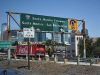 9  Nous empruntons la 105 puis la 110 direction nord. Ici, au croisement avec la 10 qui va plein ouest direction Santa Monica et le Pacifique. Los Angeles est la ville des USA à l'atmosphère la plus polluée. Cela est notamment dû au traffic sur les "freeways"  (horaires de travail non flexibles, quasiment aucune utilisation des transports en commun - chacun sa voiture ...).