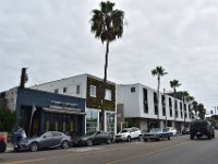 1  Au retour de Papeete, la tête encore en Polynésie, l'escale à Los Angeles est l'occasion pour visiter un nouveau quartier la ville : Venice. Promenade sur Abbot Kiney Boulevard (du nom du magnat du tabac du début du XXème siècle qui a voulu faire du quartier une ville de détente et de plaisir, et a ainsi créé Venice en 1905).