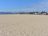 11  Venice Beach, où l'on retrouve la fameuse ambiance du "californian way of life" (soleil toute l'année, océan sur la ville avec surf, skaters, éclectisme (bodybuilder, bimbo, hippie, business man)), terre de toutes les folies et créations ..! La nuit, le quartier revient aux sans-abris et aux drogués et mieux vaut ne pas s'y promener.