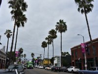 2  C'est une longue rue commerçante bordée de palmiers qui représente un pur concentré de "branchitude" californienne.