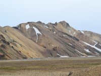 11  Le Landmannalaugar est entouré de montagnes aux couleurs tirant sur le jaune, rouge, bleu, vert.