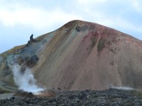 24  Des fumerolles de souffre donnent aux montagnes leurs couleurs bleu-blanc-vert caractéristiques.