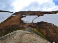 14  Le tracé serpente sur le chemin vallonné où de nombreux névés sont encore présents.