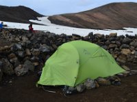 24  Et la tente est plantée, dans son emplacement abrité par de gros rochers !