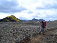 8  Les paysages verts cèdent la place à une étendue rocailleuse noire.
