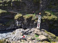 4  L'un des moments forts du trekk : la traversée sur ce petit pont d'un torrent de boue provenant du glacier, d'une force incroyable. Le bruit y est assourdissant.