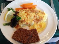6  Plat : Plokkfiskur (hachis parmentier de la mer - comme une brandade avec plusieurs sortes de poisson) et rugbraud (pain noir danois) :)