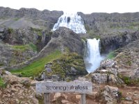 44  Arrivée à la magnfique cascade de Fjalfoss ("chute des montagnes"), au bord du fjord Dynjandisvogur. Dynjandi est le nom de la cascade la plus haute, elle se décline en de nombreuses cascades qui portent chacune un nom.
