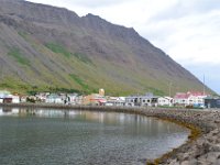 6  La ville d'Isafjördur a son propre bassin qui forme un golfe intérieur dans lequel les bateaux peuvent s'abriter du mauvais temps. De l'autre côté de la ville, posée sur une langue de terre en travers du fjord, l'océan et le fjord d'Isafjardardjup.