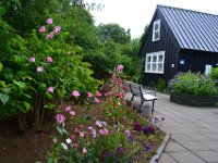18  Le jardin botanique (Lystigardurinn) d'Akureyri, réputé pour ses 6000 espèces de plantes. Ici la maison Eyrarlandsstofa datant de 1848. Ce jardin est le plus au Nord du monde et bénéficie du microclimat bénéfique d'Akureyri.