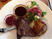 26  Au restaurant "Bautinn" d'Akureyri : Grilled whale !