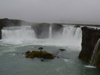 1  Départ du Shekolt hôtel de Akureyri à 11h direction Godafoss ("la cascade des dieux"). En forme de fer à cheval, elle ressemble aux chutes du Niagara en plus petit.
