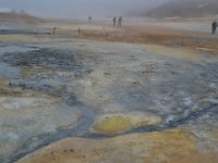 11  Le champ géothermique de Hverir : le sentier circule entre des dizaines de marmites bouillonnantes et de fumerolles de soufre. L'odeur y est très forte !
