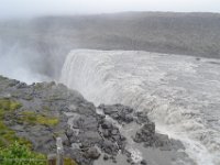 19  Dettifoss, la chute la plus puissante d'Europe (500 m3/s). Sa hauteur est de 44m. La chute est d'une telle puissance qu'elle produit un nuage de goutelettes remontant jusqu'au sentier en surplomb.