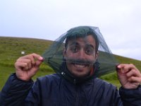 23  Nuit au camping de Reykjahlid, au Nord du lac Myvatn. Nous portons la moustiquaire achetée pour l'occasion. Le lac Myvatn porte bien son nom  de lac aux moustiques !