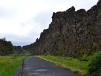 6  Troisième site du Cercle d'Or : Pingvellir ("les plaines du Parlement"), le lieu du Premier Parlement d'Islande (l'Alping) tenu par les colons désireux de fonder leur propre république. C'est un lieu historique et respecté. Il se trouve sur la faille volcanique Almannagja, qui s'écarte de 2cm par an environ. Pingvellir est un parc national.