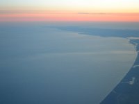 1  Arrivée en Islande, première vue de la côte depuis notre avion Transavia : il est environ minuit heure islandaise quand nous atterrissons. Le jour ne se couche jamais vraiment !