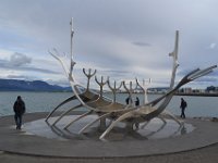 13  Sur les quais (Saebraut), la sculpture "Le Voyageur du soleil", de Jon Gunnar Arnason, représente un bateau pointant sa proue vers le large.