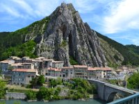 6  Vue sur le quartier de La Baume, de l'autre côté de la Durance, surmontée par la célèbre Montagne de la Baume, emblématique de Sisteron :)