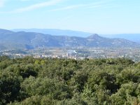 2  Depuis le site de la Caverne, un belvédère offre une belle vue sur l'Est et la petite ville de Vallon-Pont-d'Arc. Derrière, le rocher du Sampzon ressemble au Puy de Dôme !  Au loin, les Cévennes où nous dormirons.