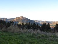 38  La vue y est magnifique sur les "sucs" : ici le Suc de Sara en 1er plan. Au loin, le Mézenc, point culminant de l'Ardèche du haut de ses 1753 m. Il se situe sur la frontière Ardèche-Haute-Loire.