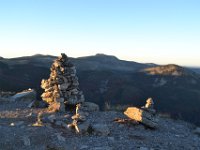 40  Après 20 min. de grimpée, arrivée au sommet (1551 m). Vue sur le mont Mézenc au Nord-Ouest.