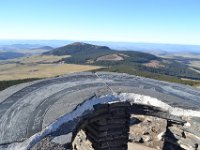 55  Belle table d'orientation en pierre de lauze au sommet Sud.