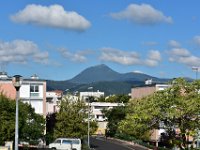 1  Vue sur le majestueux Puy de Dôme (1465m) qui domine Clermont-Ferrand à l'ouest depuis le quartier de l'Oradou. [18 juillet 2020]
