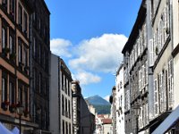 11  Rue des Gras, avec en ligne de mire le Puy de Dôme. La pierre de volcan (basalte) est partout et donne aux bâtiments un cachet incomparable. [18 juillet 2020]