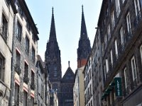 12  Si la majeure partie de la Cathédrale date du XIIIème siècle, ses deux flèches, de 90m de haut, ont été dressées par Viollet-le-Duc au XIXème siècle. [18 juillet 2020]