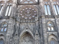 13  Façade de la Cathédrale, en pierre de lave de volcans (basalte). [18 juillet 2020]
