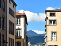 15  Vue depuis la Cathédrale sur toute la Rue des Gras et sur le Puy de Dôme :) [18 juillet 2020]