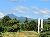 2  Vue sur le Puy de Dôme depuis le Parc du Creux de l'Enfer, au sud-est de Clermont-Ferrand. La sculpture est l'oeuvre du japonais Sato Saturo. [18 juillet 2020]