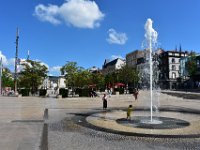 7  La Place de Jaude, lieu central de la ville de Clermont, avec les Galeries Lafayette, l'Opéra-Théâtre, le siège du journal La Montagne, etc. [18 juillet 2020]