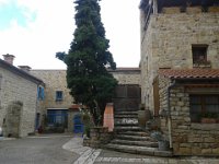 1  Montpeyroux est un pittoresque village du Moyen-Âge qui tire son nom de "Mons petrosus",  le "Mont pierreux" car il a été longtemps réputé pour ses carrières d’arkose. Cette roche sédimentaire de la famille des grès, aux couleurs ocres et blondes, teinte les maisons et les ruelles de Montpeyroux de couleurs chaudes et lui donne un caractère provençal.