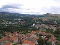 12  Au sud, la Rivière Allier se dégage des gorges boisées de Saint-Yvoine, au pied de la butte de Montpeyroux.