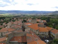 13  Vue depuis le donjon sur le village, enroulé au sommet de sa butte (490m). Le panorama est exceptionnel sur le village au premier plan et les horizons volcaniques du Puy-de-Dôme (à refaire par une journée de grand soleil ;)!)