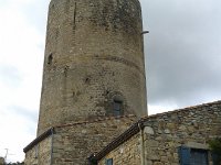 6  Le village perché de Montpeyroux se repère de loin avec son donjon médiéval en surplomb (XIIIème siècle). Il s'agit d'une tour maîtresse dite "philippienne", construite par les fidèles du roi Philippe Auguste après la conquête de l’Auvergne.