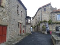 7  Sur la Rue de la Grande Charreyre, un bon bistrot. Montpeyroux dégage une âme méridionale avec ses pierres blondes, ses vignes et ses portes colorées. La promenade à travers ses ruelles est magnifique ! Un paradis pour la photo :)