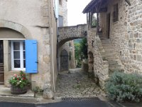 8  L'une des montées (escaliers ou ruelles pavées) du village. Celui-ci se découvre par des ruelles suivant les courbes de niveau et reliées par des montées.
