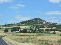 1  Le village médiéval d'Usson, près d'Issoire, est classé parmi les "Plus Beaux Villages de France".