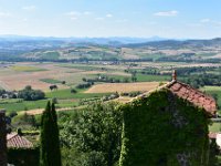 10  Vue depuis la Tour du clocher sur le pigeonnier du pressoir au premier plan avec un panorama à couper le souffle sur la Chaîne des Puys au nord.