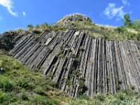 11  Les orgues basaltiques de la carrière d'Usson. Cette formation résulte du lent refroidissement de la lave en prismes hexagonaux appelés orgues. En haut, on peut apercevoir les bases des murs de l'ancien château.