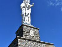 16  La statue de la Vierge Notre-Dame-d'Usson, qui a été érigée en 1893 à l'emplacement de l'ancien donjon, surmontant une chapelle.
