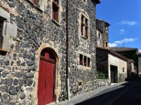 7  Maisons vigneronnes de pierre noire typiques du village d'Usson.