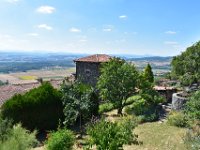 8  Vue sur les toits d'Usson depuis la Rue de l'Eglise.