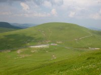 2  Le Col de la Croix Morand (1403m) au-dessus de Chambon-sur-Lac dont le buron (maison traditionnelle auvergnate) offre de délicieuses gaufres dans un cadre authentique.