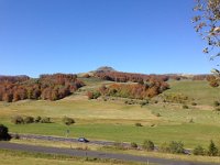 1  La petite randonnée du Puy de Chambourguet se trouve en face de la célèbre station de Superbesse située à cheval sur deux Réserves naturelles nationales (celle de Chastreix-Sancy et celle la vallée de Chaudefour).  Vue sur le Puy depuis le Lac Pavin.