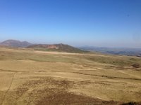 4  Au Nord, la silhouette du Puy de Dôme se distingue au loin.